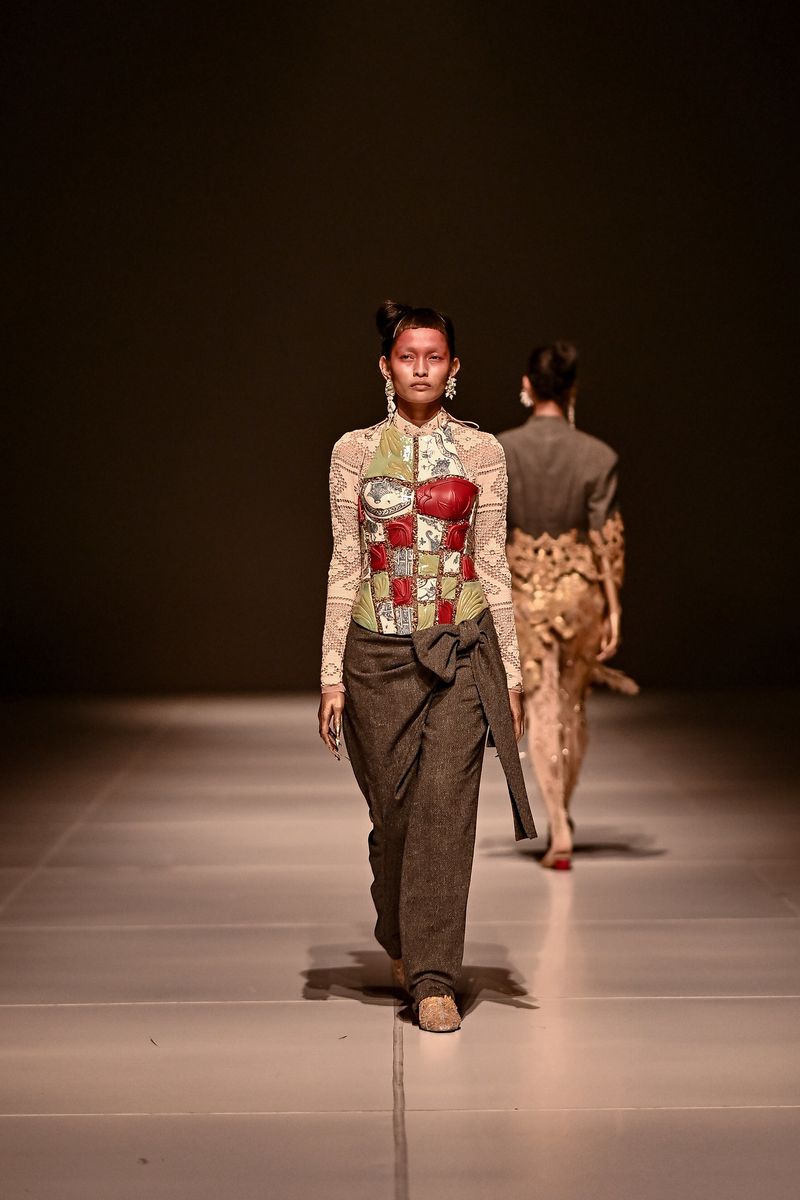 Toton the Label yang didirikan Toton Januar mempersembahkan koleksi Regang yang terinspirasi wanita Aceh di panggung Dewi Fashion Knights (DFK) 2025 dalam gelaran Jakarta Fashion Week (JFW) 2026.