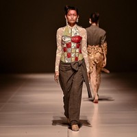 Potongan keramik disatukan menjadi semacam mosaik yang dipakai sebagai korset, ataupun hiasan kepala. (Foto: Dok. JFW)