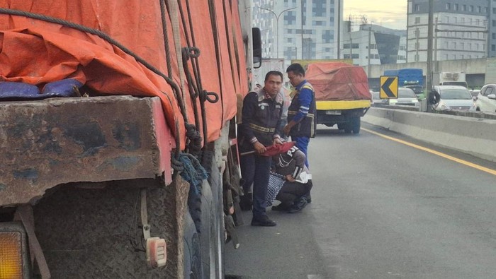 Truk Mogok di Tol Lebak Bulus Arah Fatmawati, Lalin Macet