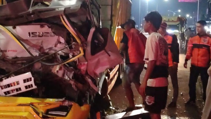 Truk terlibat kecelakaan lalulintas di Solo-Sragen, tepatnya di Desa Kemiri, Kecamatan Kebakkramat, Kabupaten Karanganyar, Jumat (7/11/2025).