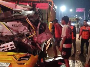 Truk Ringsek Usai Sundul Bokong Tronton Muatan Batako di Karanganyar