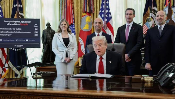 U.S. President Donald Trump, in front of Novo Nordisk CEO Maziar Mike Doustdar and Eli Lilly CEO David A. Ricks, makes an announcement from the Oval Office at the White House in Washington, D.C., U.S. November 6, 2025. REUTERS/Jonathan Ernst Purchase Licensing Rights