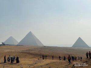 Petualangan Mendaki dan Menuruni Bagian Dalam Piramida Mesir