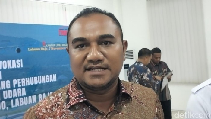 Wakil Ketua Komite II DPD RI Angelius Wake Kako seusai dialog pengelolaan Bandara Internasional Komodo, di Labuan Bajo, Manggarai Barat, NTT, Jumat (7/11/2025).