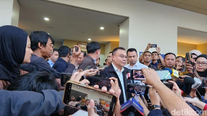 Wakil Ketua DPR RI Sufmi Dasco Ahmad mengunjungi para korban ledakan di SMAN 72 Kelapa Gading, Jakarta Utara, yang dirawat di RS Cempaka Putih. (Adrial/detikcom)