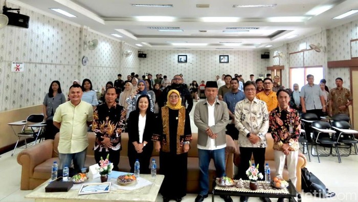 Wakil Ketua Komisi XIII DPR RI Sugiat Santoso dengan Wakil Ketua LPSK Sri Suparyati acara sosialisasi di Medan. (Nizar Aldi/detikSumut)