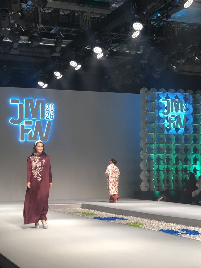 Ratu Ayu Isyana Bagoes Oka, Wakil Menteri Kependudukan dan Pembangunan Keluarga Indonesia tampil anggun memakai dress berwarna maroon dengan sulaman bunga-bunga berwarna putih di bagian dada dan lengan. Dipadukan dengan ikat kepala atau headband polos berwarna putih. Tampilannya feminin, bersahaja, dan tradisional modern. Foto: Gresnia/Wolipop.