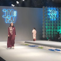 Ratu Ayu Isyana Bagoes Oka, Wakil Menteri Kependudukan dan Pembangunan Keluarga Indonesia tampil anggun memakai dress berwarna maroon dengan sulaman bunga-bunga berwarna putih di bagian dada dan lengan. Dipadukan dengan ikat kepala atau headband polos berwarna putih. Tampilannya feminin, bersahaja, dan tradisional modern. Foto: Gresnia/Wolipop.