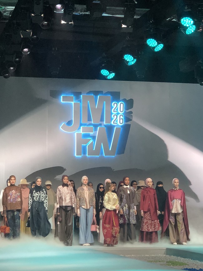 Sederet wakil menteri alias wamen memeriahkan show Wardah Parade 2 yang menampilkan koleksi dari ITSAR Syar’i, sabamodest, dan RiaMiranda. Ada Dyah Roro Esti Widya Putri, Wakil Menteri Perdagangan yang tampil mengenakan setelan didominasi warna krem. Atasan menyerupai tunik panjang dengan tambahan lace, dipadukan dengan celana bahan satin, serta dilengkapi dengan kerudung. Foto: Gresnia/Wolipop.