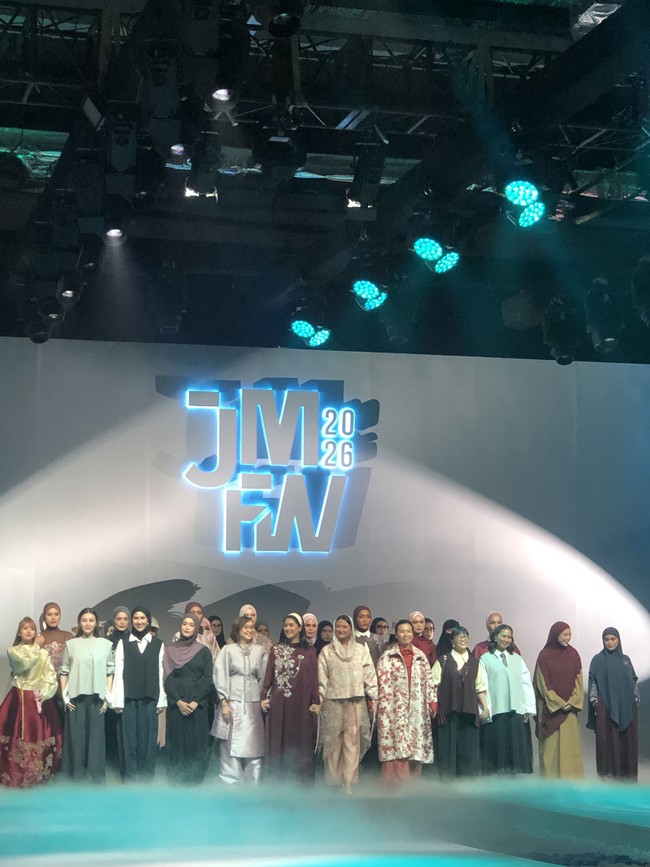 Jakarta Muslim Fashion Week (JMFW) 2026, resmi digelar pada 6-9 November 2026 di Kartika Expo, Balai Kartini Jakarta.  Mengusung tema Essential Lab, JMFW 2026 menyajikan kegiatan mulai dari fashion show, trade show, business matching, hingga talkshow. Foto: Gresnia/Wolipop.