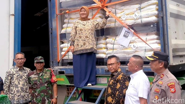 Wakil Menteri Perindustrian Faisol Riza saat melakukan simbolis pelepasan ekspor perdana pestisida di Pabrik Karawang