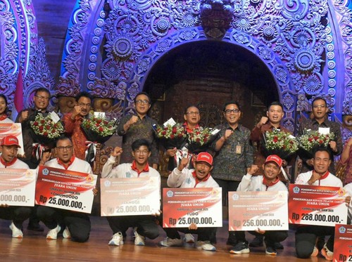 Walikota Denpasar, I Gusti Ngurah Jaya Negara didampingi Wakil Walikota Denpasar, I Kadek Agus Arya Wibawa dan Ketua DPRD Kota Denpasar, I Gusti Ngurah Gede saat menyerahkan Dana Tali Kasih kepada atlet dan pelatih peraih medali pada Pekan Olahraga Provinsi (Porprov) Bali XVI/2025 pada acara Pembubaran Kontingen dan Penyerahan Tali Kasih/Penghargaan di Dharma Negara Alaya Kota Denpasar, Selasa (4/11).