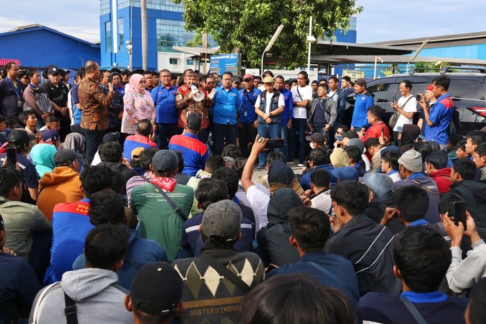 Wamenaker Afriansyah Noor mengimbau manajemen PT Multistrada Arah Sarana (MAS), produsen ban Michelin, agar tidak ada PHK.