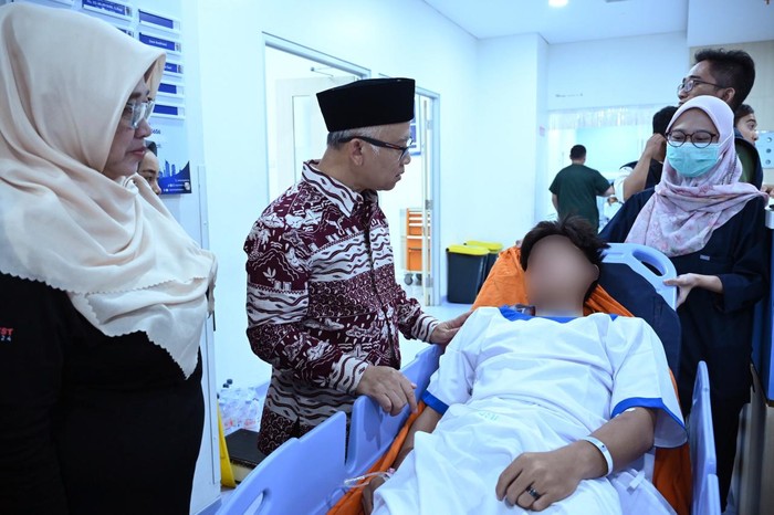 Wamendikdasmen Atip Latipulhayat mengunjungi korban ledakan SMAN 72 Jakarta di RS Islam Jakarta Cempaka Putih