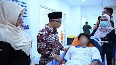 Potret Wamendikdasmen Atip Kunjungi Korban Ledakan di SMAN 72 Jakarta