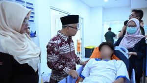 Potret Wamendikdasmen Atip Kunjungi Korban Ledakan di SMAN 72 Jakarta