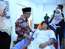 Potret Wamendikdasmen Atip Kunjungi Korban Ledakan di SMAN 72 Jakarta