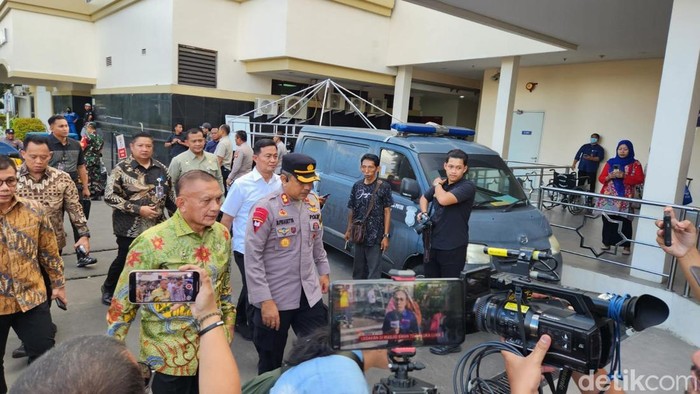 Wamenko Polkam Lodewijk F Paulus mengecek ledakan di SMAN 72 Kelapa Gading, Jakarta Utara, Jakarta, Jumat (7/11/2025).