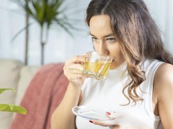 Minum Teh Hijau dengan 3 Bahan Ini Tiap Pagi, Bikin Kulit Glowing dan Awet Muda
