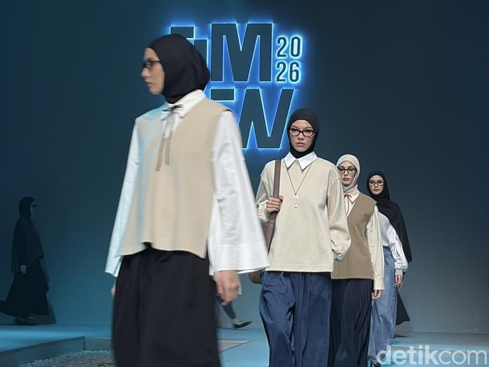Wardah di panggung JMFW 2026 unjuk 3 brand, Saba Modest x IKYK, Itsar Syari, Ria Miranda. Seperti apa koleksinya?
