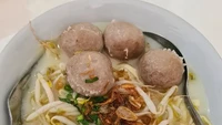 Seporsi mie kocok bisa dilengkapi dengan bakso. Harganya Rp 45 ribu. Kalau mau mie kocok saja, Rp 40 ribu. Tersedia juga pilihan 1/2 porsi. Foto: Septiyani Kamalia/Google Image