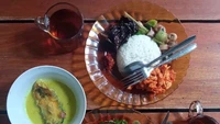 Pilihan menunya beragam, dari ayam goreng, rendang, patin kuning, terong negro, dan kentang teri. Ada juga nasi dengan oseng lidah dan oseng ungkeb sebagai pilihan. Foto: Ifan Syafril/Google Image 