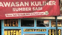 Mau yang segar-segar? Coba mampir ke Rujak & Lotek Sumber Sari di Jalan Sumber Sari No.23. Patokannya di depan Bank BCA. Gerobak sederhananya buka tiap hari kecuali Jumat, sejak pukul 8.30 pagi sampai 3 sore. Foto: Deny Thio/Google Image