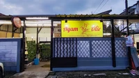 Sejak 1996. Ayam Olie jadi primadona di Bandung. Lokasinya di Jalan Kesatriaan No.8, Arjuna. Ayam di sini hitam karena berasal dari pemakaian kecap dan bumbu manis. Foto: Yohannes David/Google Image