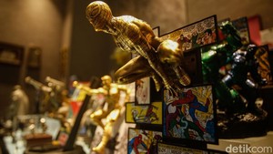 Bagi penggemar pop culture, hadir juga karya edisi terbatas 300 unit dari Marvel dan DC yang terinspirasi film terbaru James Gunn. 