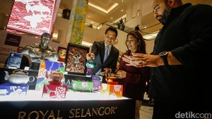 Koleksi sudah tersedia di Royal Selangor Plaza Indonesia, Tokopedia, dan royalsindo.com, sekaligus menandai 30 tahun kemitraan Royal Stardom Indonesia sebagai distributor resminya.