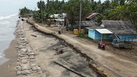 Peristiwa ini merusak garis pantai sekaligus jalan penghubung antardesa sepanjang 1,5 kilometer. ANTARA FOTO/Syifa Yulinnas