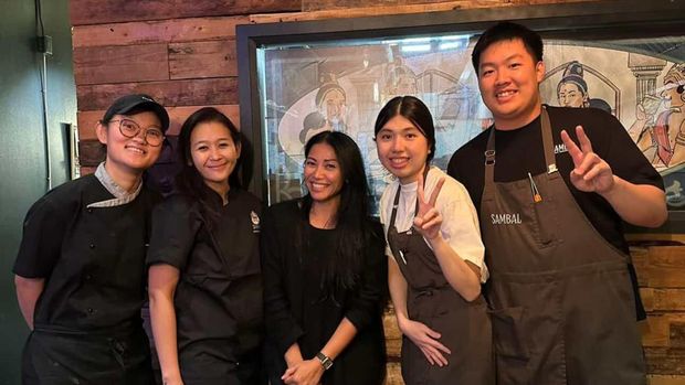 anggun Anggun saat mampir ke restoran yang menyajikan masakan Indonesia di Toronto, Sambal.