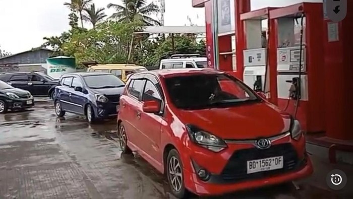 Antrean kendaraan di SPBU Bengkulu.
