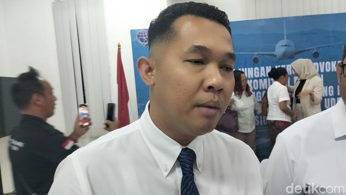 Area Manager Lion Air Group NTT, Rinus T Zebua, seusai berdialog tentang pengelolaan Bandara Internasional Komodo dengan Komite II Dewan Perwakilan Daerah Republik Indonesia (DPD RI) di Labuan Bajo, Jumat (7/11/2025). (Ambrosius Ardin)