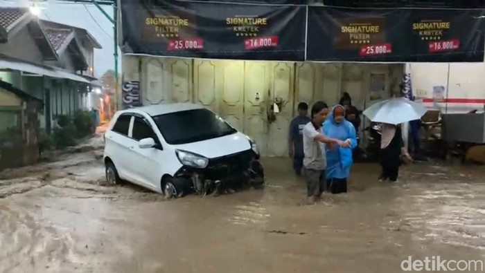 Penampakan banjir di Kecamatan Bumiayu, Brebes, Sabtu (8/11/2025).