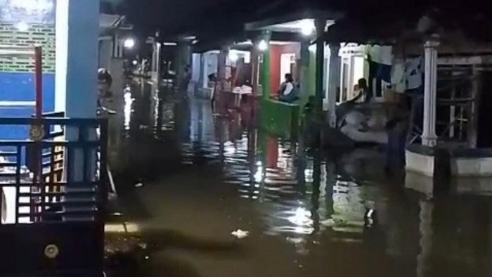 Banjir rob melanda kawasan pesisir Pasuruan. Banjir mencapai 20-50 centimeter.