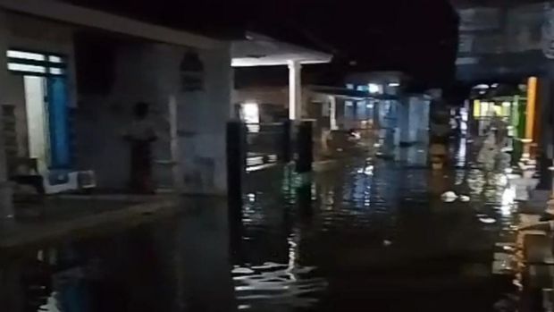 Banjir Rob di Pasuruan Banjir rob melanda kawasan pesisir Pasuruan. Banjir mencapai 20-50 centimeter.