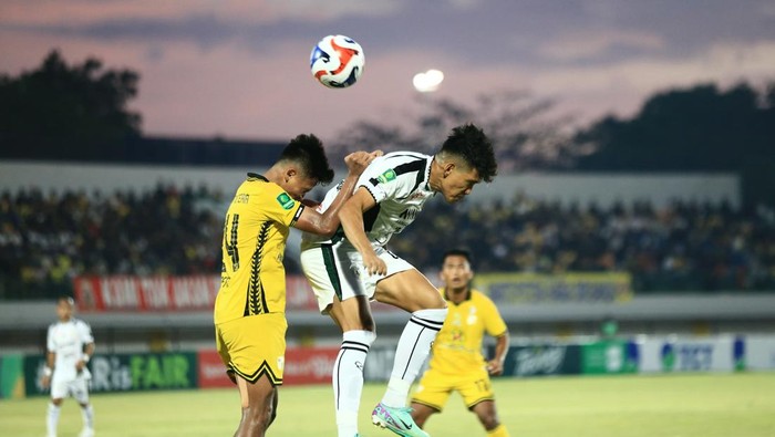 Jalannya laga Barito Putera vs PSS Sleman di Stadion Demang Lehman, Banjarmasin, pada Sabtu (8/11/2025)