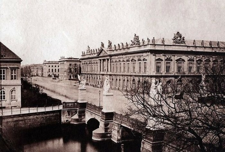 Sulit memang kalau harus membayangkan London, Paris, dan Seoul tanpa gedung-gedung tinggi dan lampu-lampu memukau. Namun percaya atau tidak, begitu lah keadaannya di masa lalu. Mari simak daftarnya berikut.