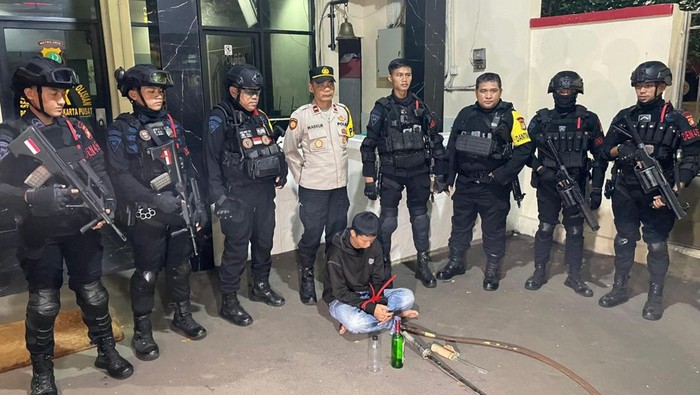 Brimob Polda Metro Jaya menggagalkan aksi tawuran saat patroli.