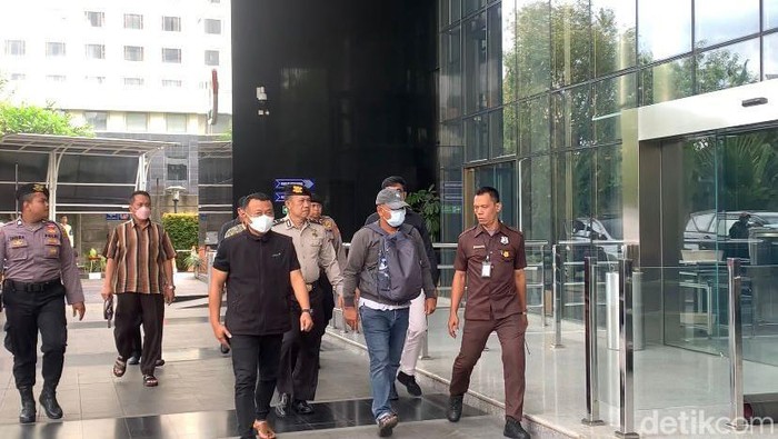 Bupati Ponorogo Sugiri Sancoko tiba di gedung KPK, Sabtu (8/11/2025) pagi. (Mulia/detikcom)