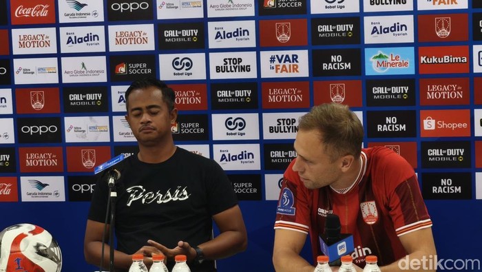 Careteker Pelatih Persis Solo, Titan Wulung Suryanta, saat konferensi pers usai laga di Stadion Manahan Solo, Sabtu (8/11/2025).