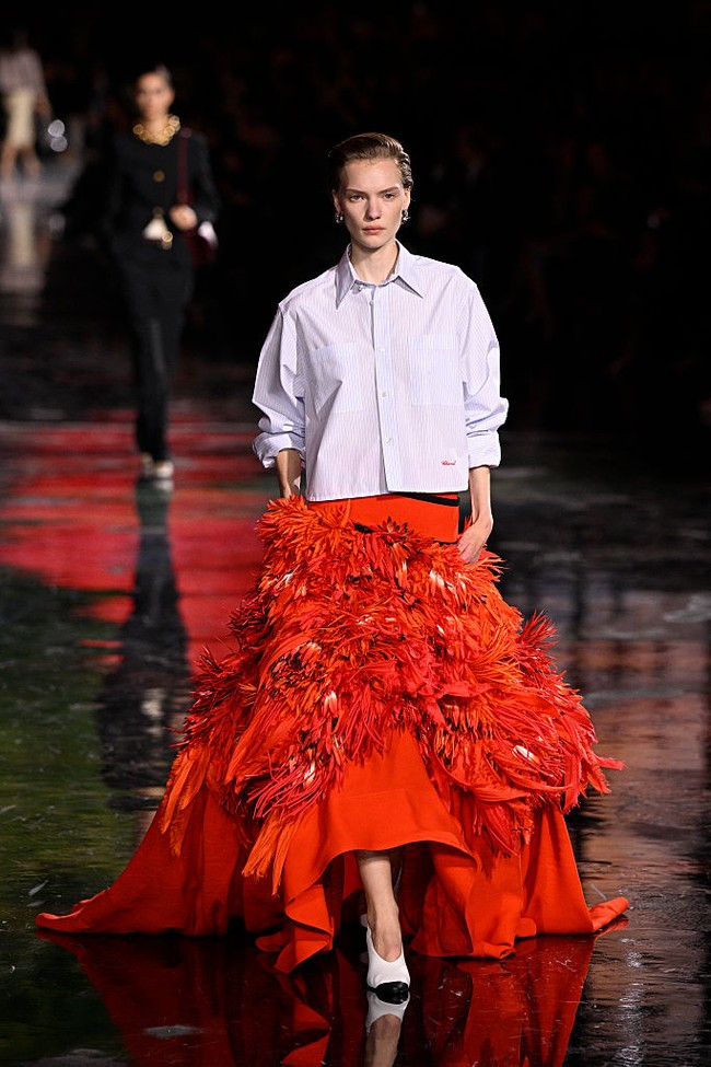 Pakaian knit dan sutra mengalir dari siang ke malam, menghadirkan kesan sensual tanpa kehilangan kepraktisan. “A time for work joined with a time for love,” tulis Blazy, menegaskan dualitas Chanel yang abadi. (Foto: Kristy Sparow/Getty Images)