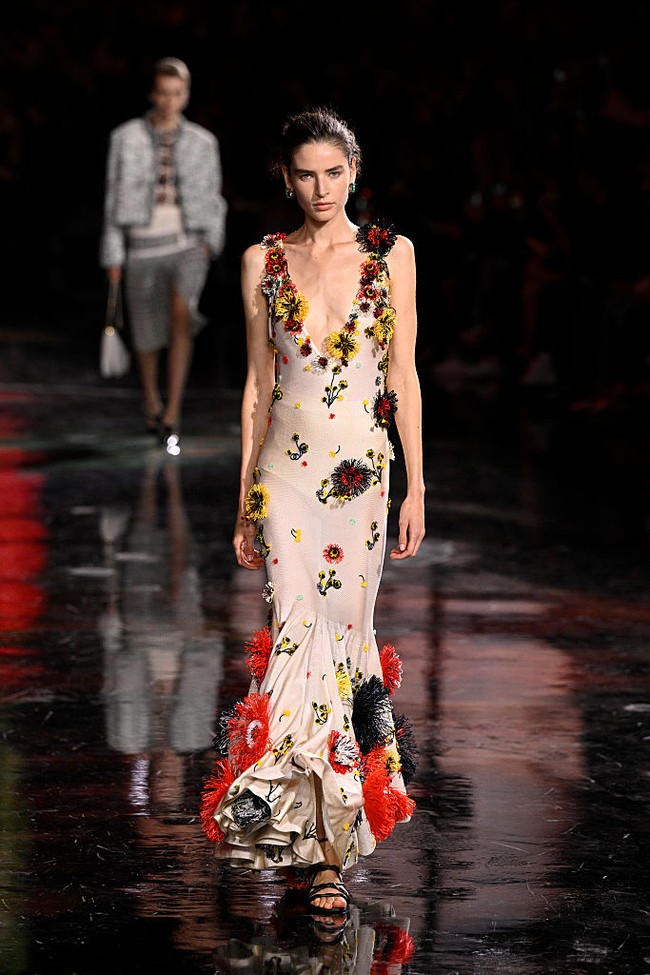 Membawa Chanel ke arah yang lebih futuristik, Blazy yang sebelumnya berhasil mengepalai Bottega Veneta menampilkan eksplorasi bahan yang luar biasa. Tweed berubah menjadi rajutan tangan transparan, dihiasi mutiara barok dan planet kaca. (Foto: Kristy Sparow/Getty Images)