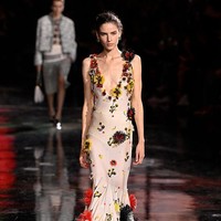 Membawa Chanel ke arah yang lebih futuristik, Blazy yang sebelumnya berhasil mengepalai Bottega Veneta menampilkan eksplorasi bahan yang luar biasa. Tweed berubah menjadi rajutan tangan transparan, dihiasi mutiara barok dan planet kaca. (Foto: Kristy Sparow/Getty Images)