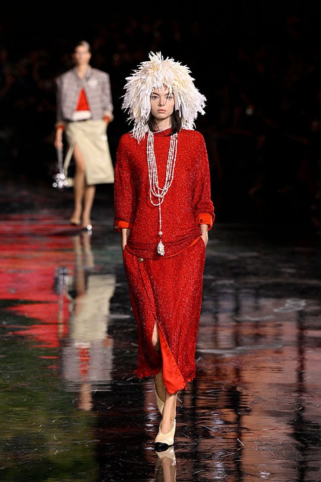 Detail perhiasan dan sepatu dengan toe-cap kontras mengingatkan pada DNA rumah mode, tapi diarahkan ke masa depan yang inklusif dan bebas batas. (Foto: Kristy Sparow/Getty Images)