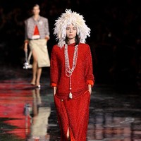 Detail perhiasan dan sepatu dengan toe-cap kontras mengingatkan pada DNA rumah mode, tapi diarahkan ke masa depan yang inklusif dan bebas batas. (Foto: Kristy Sparow/Getty Images)