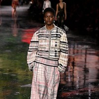 Namun, di tangan Blazy, potongan tradisional ini menjadi paradoks: kekuatan feminin yang lahir dari busana maskulin. Tweed khas Chanel tampil dalam tekstur baru, ditekan, dipotong kasar, tetapi tetap elegan. (Foto: Kristy Sparow/Getty Images)