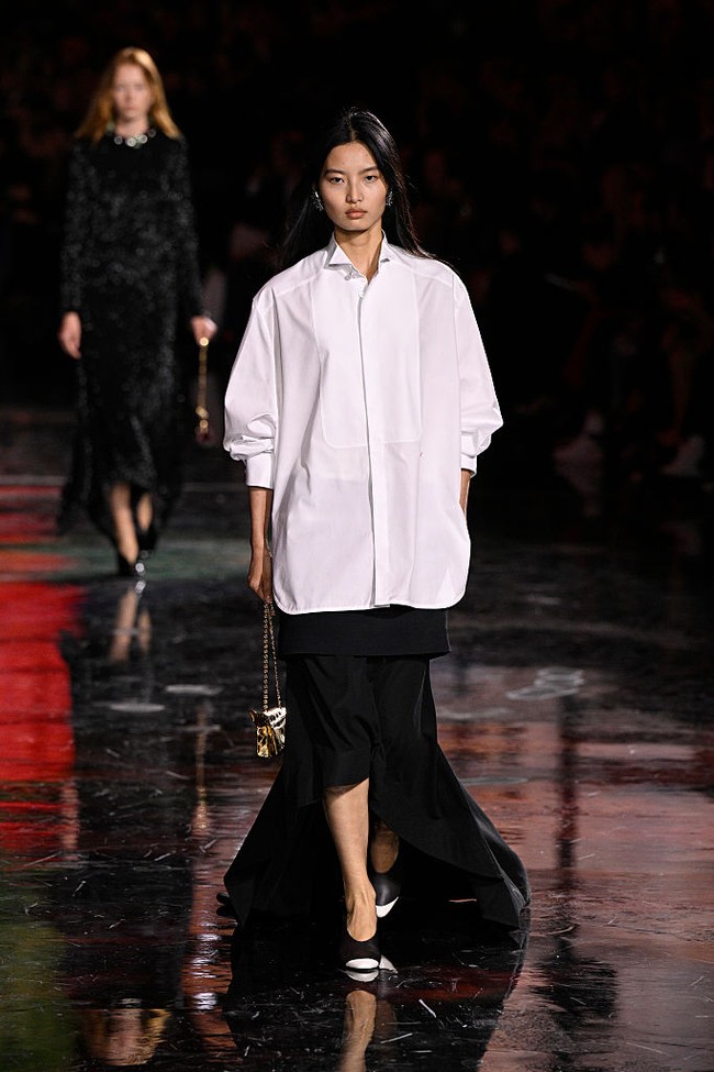 Warna hitam-putih mendominasi, membangkitkan semangat Art Deco dan kemasan ikonik Chanel, sementara motif bunga diubah menjadi abstraksi lembut yang seolah mekar di atas sutra rajut. (Foto: Kristy Sparow/Getty Images)