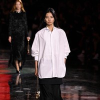 Warna hitam-putih mendominasi, membangkitkan semangat Art Deco dan kemasan ikonik Chanel, sementara motif bunga diubah menjadi abstraksi lembut yang seolah mekar di atas sutra rajut. (Foto: Kristy Sparow/Getty Images)